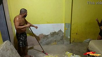 Seduzir O Pedreiro Que Meu Marido Contratou Para Fazer A Obra Aqui De Casa Até Ele Me Comer