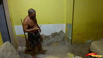 Seduzir O Pedreiro Que Meu Marido Contratou Para Fazer A Obra Aqui De Casa Até Ele Me Comer