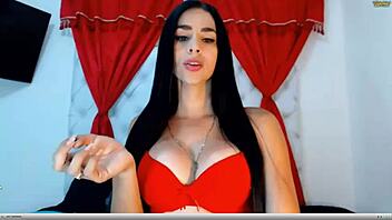 Η Καυτή Τρανς Δείχνει Άγριες Κινήσεις Παίζοντας στην Καμέρα!