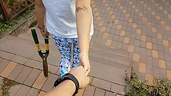 Uite cum tânjește după spermă pe față în timp ce suge pula mare cu cap mare