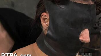 Zakněcovaná a spoutaná sladká holka divoce bičovaná