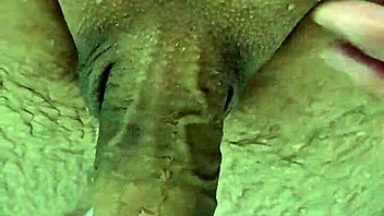 Biseksualni twink sesa kurca v prhi s sladkim brazilskim sosedom