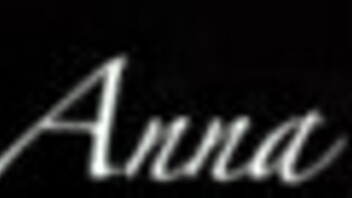 Milf isoilla luonnollisilla tisseillä antaa täydellisen tissipanot ja käsinpanon öljytylle isolle kyrvälle aviomiehelle