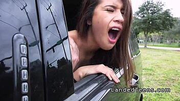 Маленькая 18+ красотка трахается жестко в общественном джипе