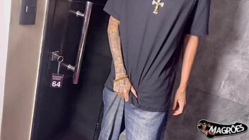 esse novinho leva duas picas no buraco brasileiro