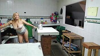 Mi Hijastra Se Insínua En La Cocina Con Dildo Y Masturbación Taboo