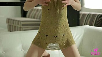 Liz Stimulates Her Clit