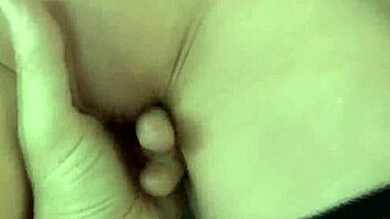 巨乳MILF、ストッキングとヒールでアナルを指マンされるPOV