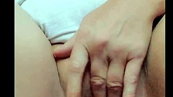 i amatuer anal fucks a 9 in dildo deep