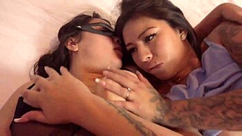 hermanastras lesbianas fuck asses in hotel!