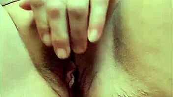 i amatuer anal fucks a 9 in dildo deep