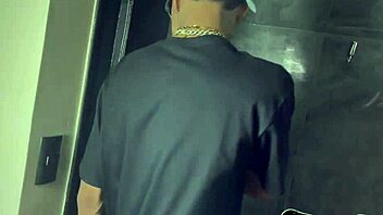 esse novinho leva duas picas no buraco brasileiro