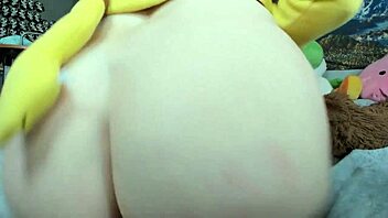 blonde big ass twerks and spreads pussy and ass