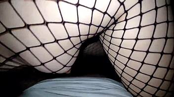 chica con medias de red montando mi polla