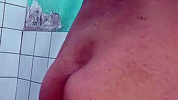 De mañana es relajante estimularse el culito.