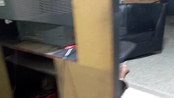 Soy un cornudo me gusta follarle el coño a la perra de mi empleada!