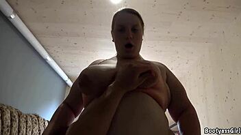 tuhti kaunotar sohvanilkanalla, kundi laukeaa kahdesti asennoissa