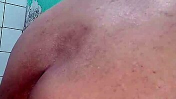 De mañana es relajante estimularse el culito.