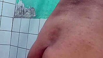 De mañana es relajante estimularse el culito.