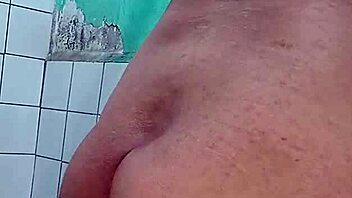 De mañana es relajante estimularse el culito.