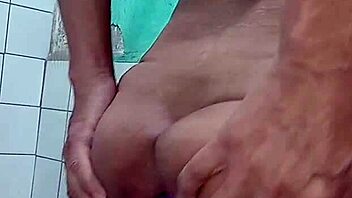 De mañana es relajante estimularse el culito.