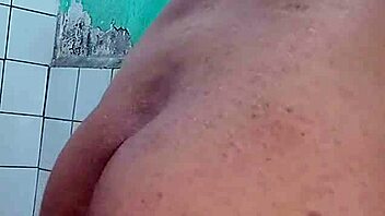 De mañana es relajante estimularse el culito.