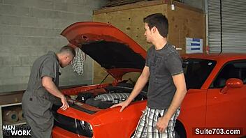 Sexy gay mekaniker: Sug min store pik i garagen.