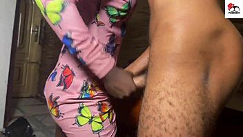 Damn! Ebony horny aunty craves my hard action now!