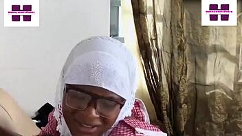 Teen with big ass fucks monster cock in car.