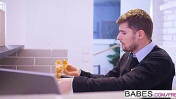 blanche bradburry flashes ass in office