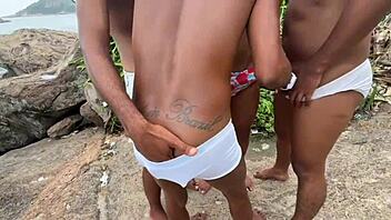 orgia na praia, quem quer chupar esse pau enorme comigo?