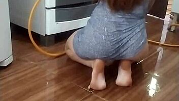 Gravei Minha Empregada Lavando O Meu Fogão Peladinha!