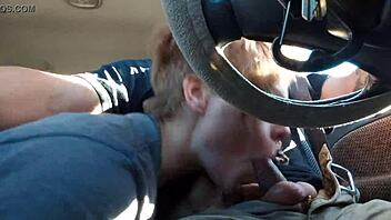 Útközbeni fej szopás fekete farokkal és zoknikkal meleg blowjob jelenetben.