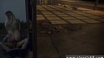 Mačeha dominira in uči 18+ najstnico surove seks poteze zdaj!