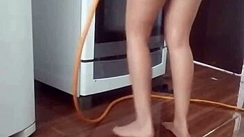 Gravei Minha Empregada Lavando O Meu Fogão Peladinha!