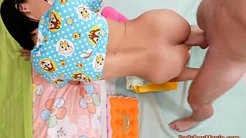 נערה 18+ ליידיבוי בון מוצצת לי לפני אנאל אינטנסיבי