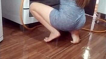 Gravei Minha Empregada Lavando O Meu Fogão Peladinha!