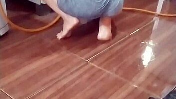 Gravei Minha Empregada Lavando O Meu Fogão Peladinha!