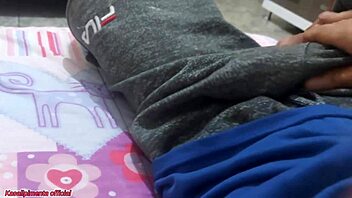 Nevlastní matka se převléká, zatímco ji tajně nahrávám