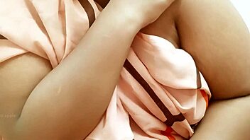 Indian Sexy Aunty Shows Off Her Big Tits