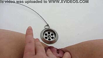 Kompilace močících kundiček s milf močící ve vaně, amatérský fetiš s chlupatými a holými zblízkami ASMR