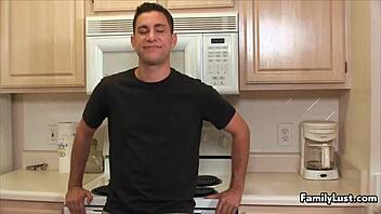 Młody 18+ facet wierci cipkę milf mocno dla wytrysku