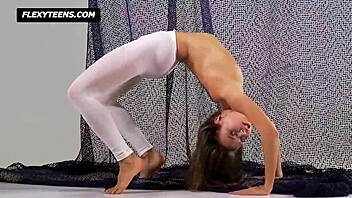 Mega sexet gymnast salaskina viser sine færdigheder