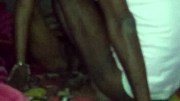 Bhabhi dormida despertada para follada india intensa