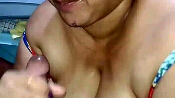 hot bbw gives hairy penis massage 😍