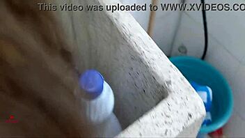 Follo duro a mi hermanastra caliente mientras lava ropa distraída con mi polla enorme.