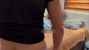 سلموا طيزها مقابل هدية في ثلاثي جامح!