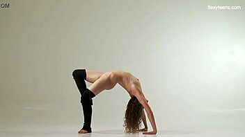 Flexible curly haired beauty Ursula stretches shaved pussy wide