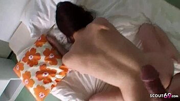 日本人熟女義母、隣の少年にクリームパイファックで撮影される