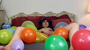 Barefoot and loose, Barefeet star enjoys a Hitachi vibrator masturbation session